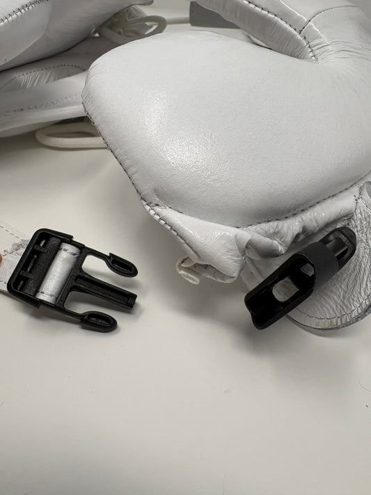 CASQUE POMMETTES - EN CUIR - BLANC
