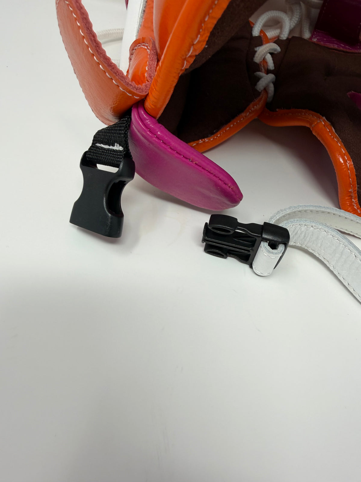 CASQUE À BARRE - EN CUIR - Violet/Orange/Blanc
