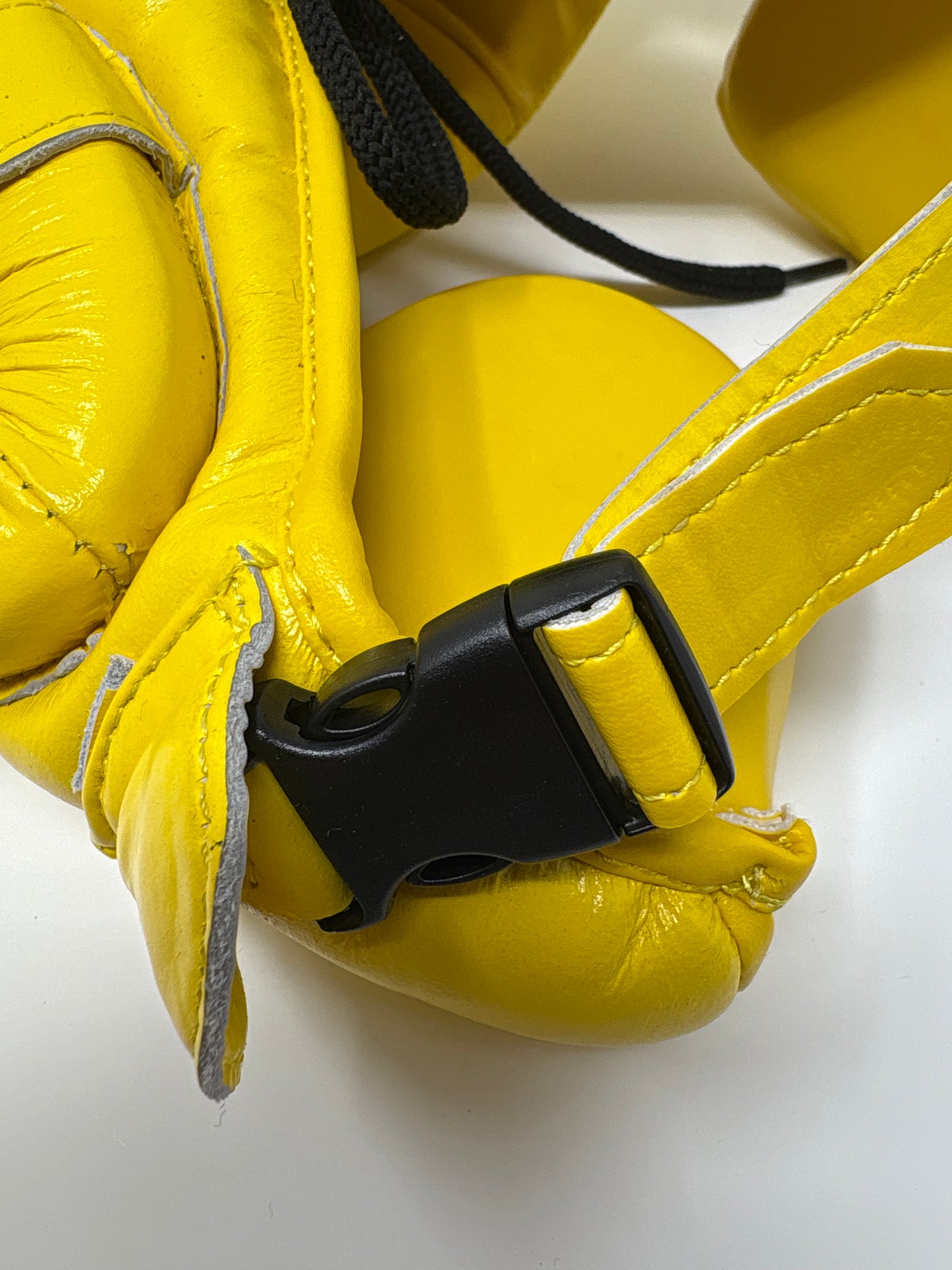 CASQUE POMETTES - EN CUIR - JAUNE