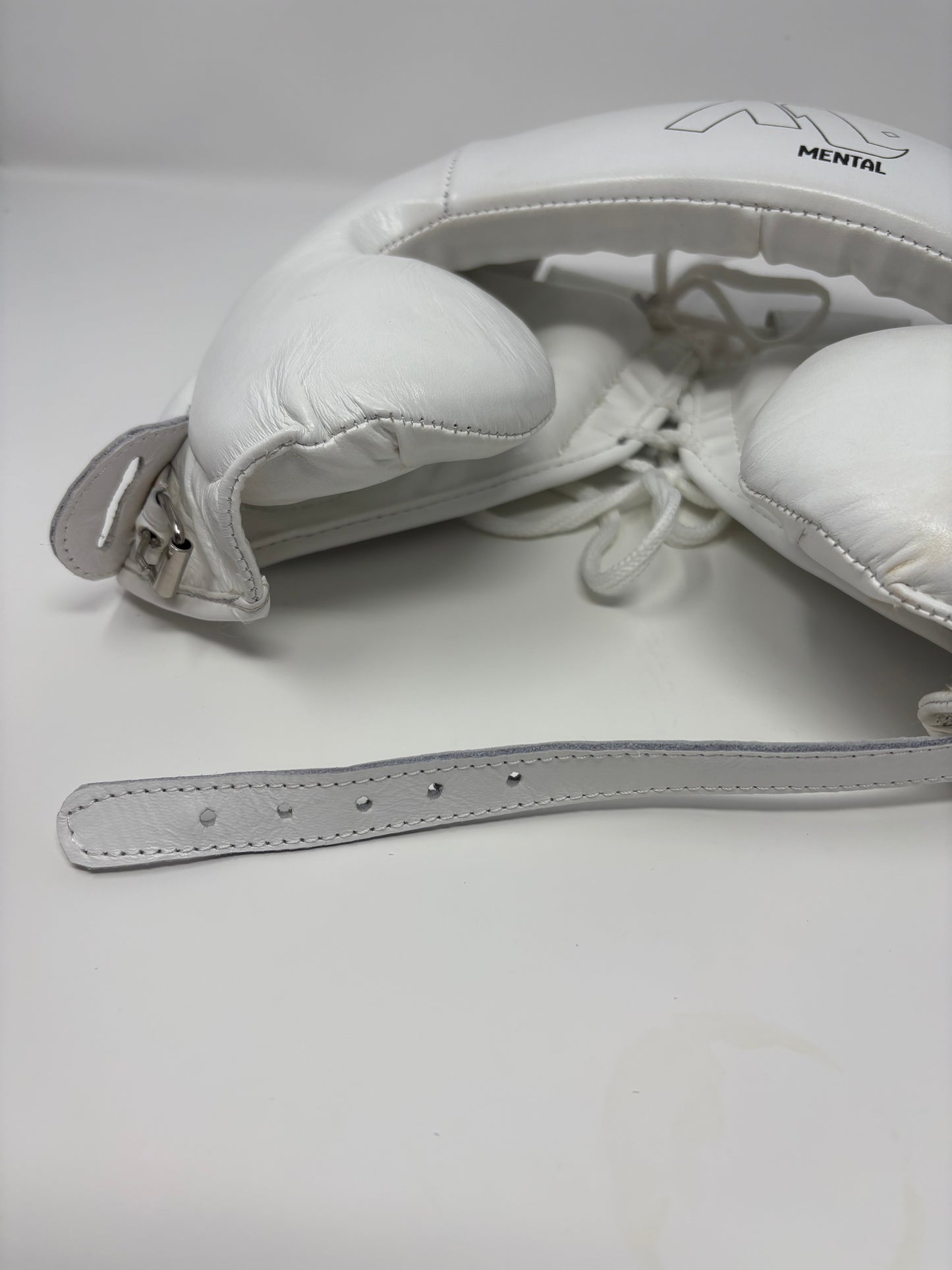 CASQUE POMETTES - EN CUIR - BLANC