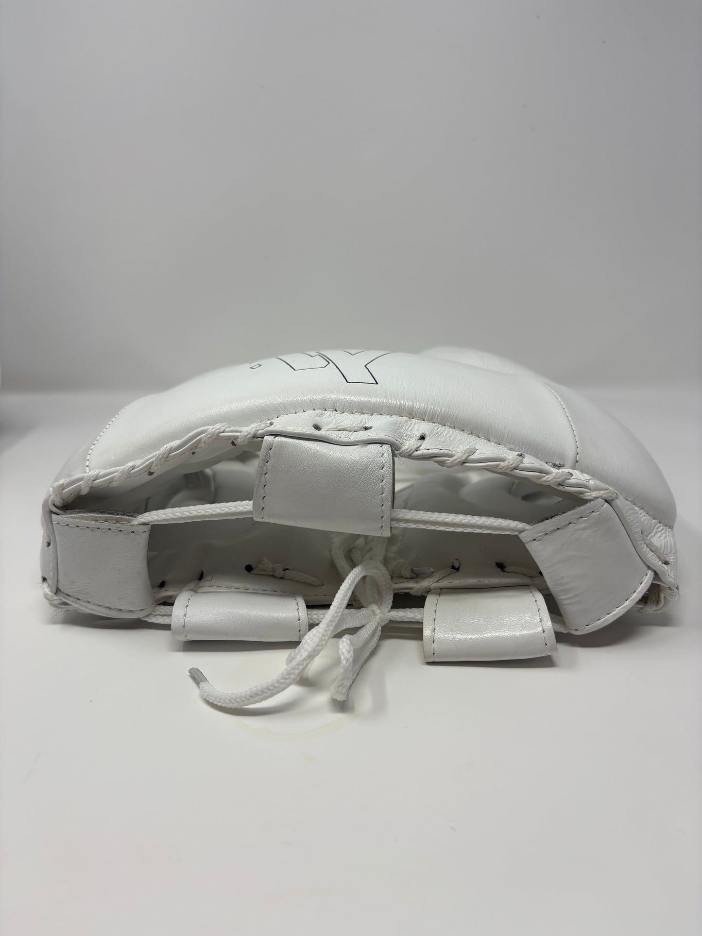 CASQUE POMETTES - EN CUIR - BLANC